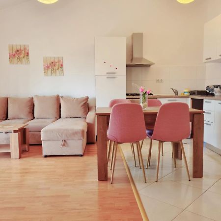 Apartment Nora Near The Beach พูลา ภายนอก รูปภาพ