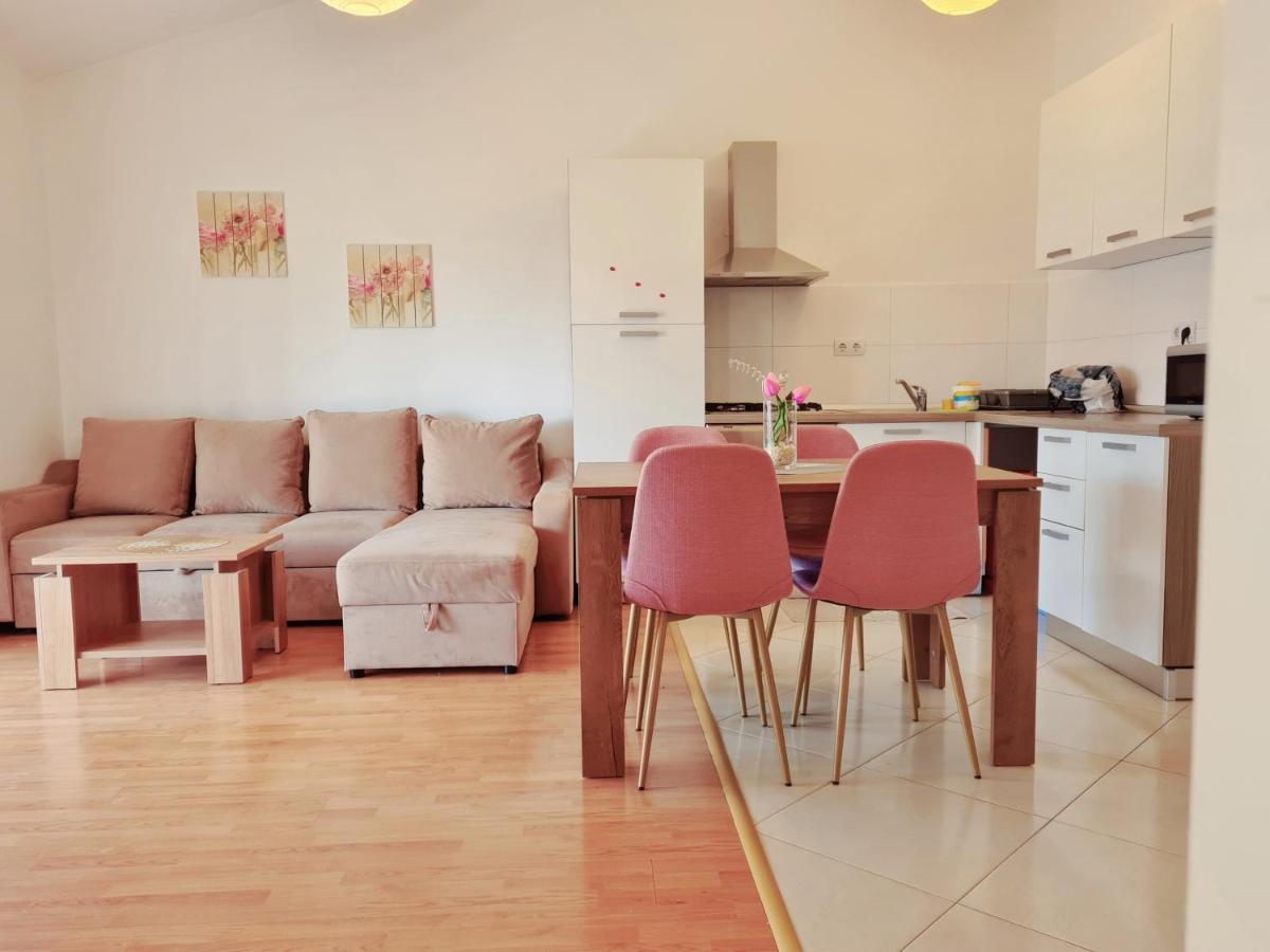 Apartment Nora Near The Beach พูลา ภายนอก รูปภาพ