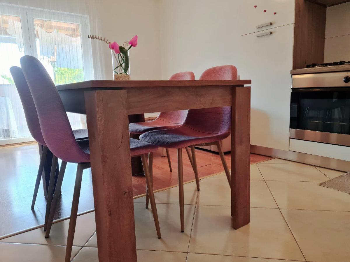 Apartment Nora Near The Beach พูลา ภายนอก รูปภาพ